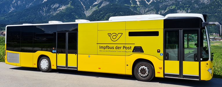 Gelber Bus mit Postlogo