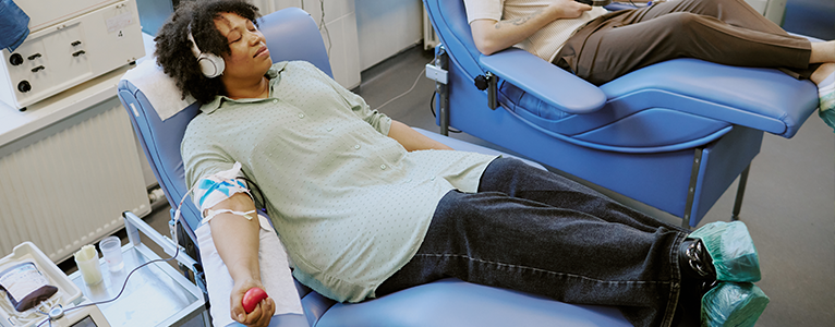 Eine schwarze Frau beim Blutspenden